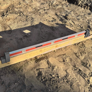 Level holding brackets for pool base levelling – photo 4